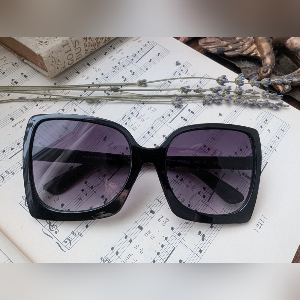 Chic Black Oversized Sunglasses